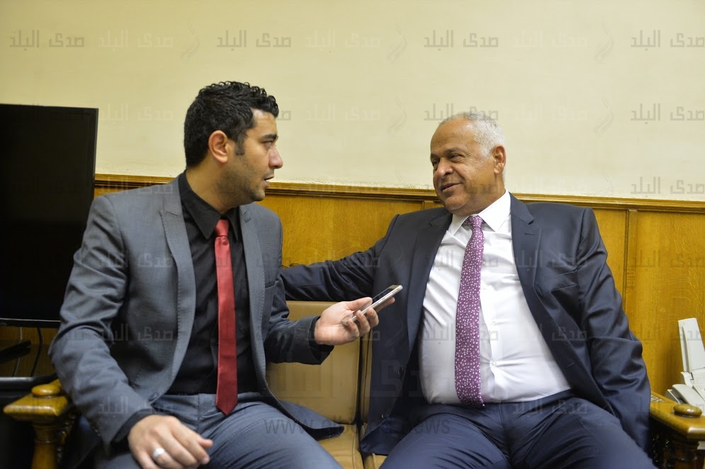  فرج عامر رئيس لجنة الرياضة بالبرلمان مع محرر صدى البلد