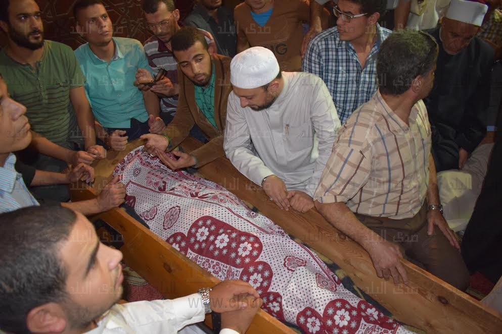 خطيب الأزهر السابق يؤم المصلين فى جنازة الشيخ عبدالحكيم خطيب الأزهر السابق يؤم المصلين فى جنازة الشيخ عبدالحكيم