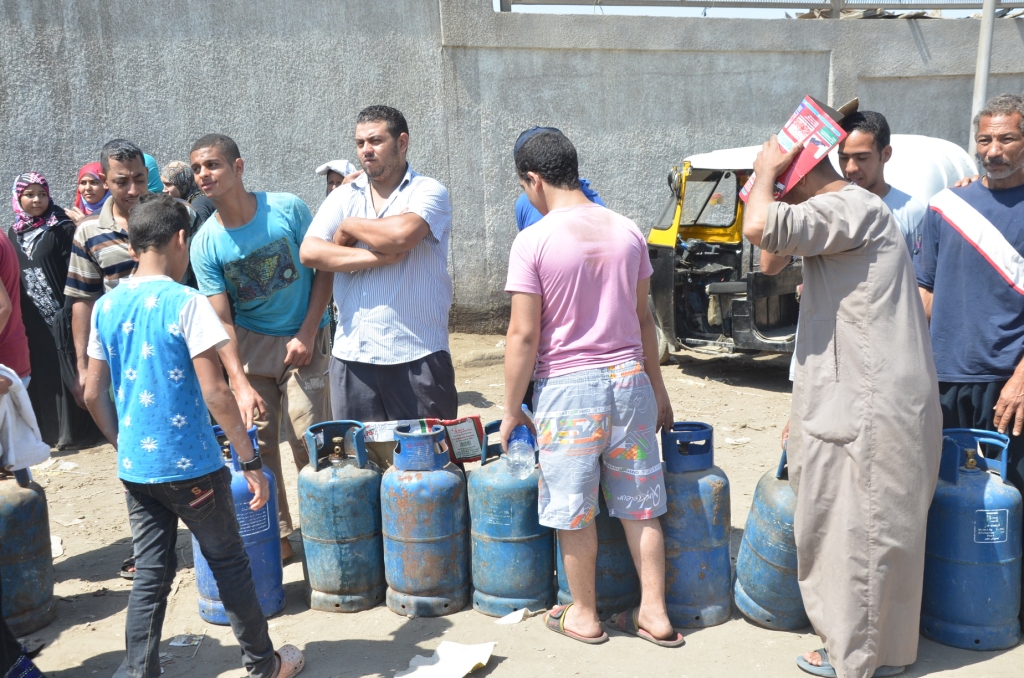 طوابير المواطنين على البوتاجاز في منشأة ناص