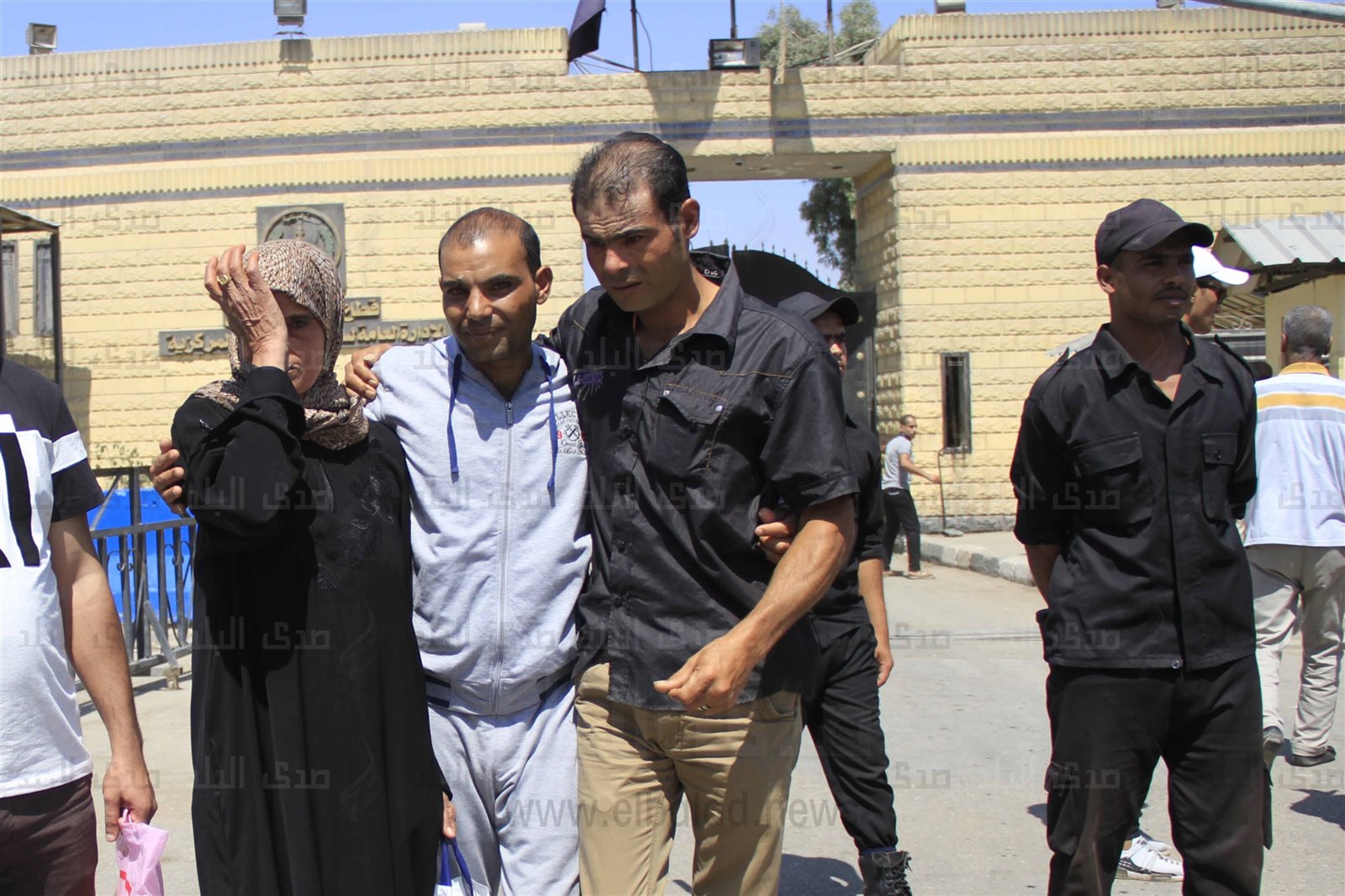 الأهالي يستقبلون المفرج عنهم في العفو الرئاسى بالزغاريد