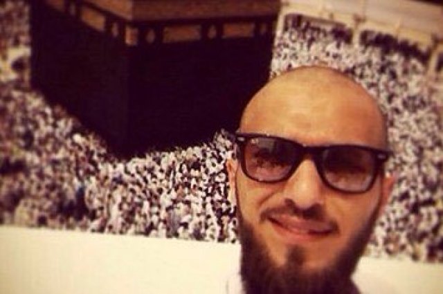 حاج يلتقط "سيلفي" بالمسجد الحرام حاج يلتقط "سيلفي" بالمسجد الحرام