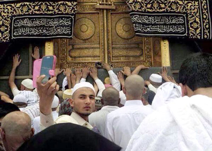 حاج يلتقط "سيلفي" بالمسجد الحرام