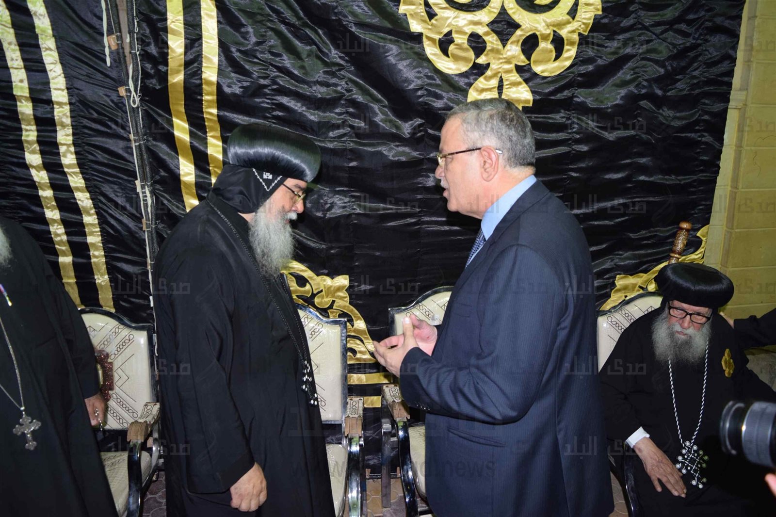 بديوى يقدم واجب العزاء لأسقف المنيا في وفاة شقيقه