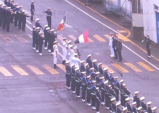 لحظة رفع العلم على الميسترال لحظة رفع العلم على الميسترال