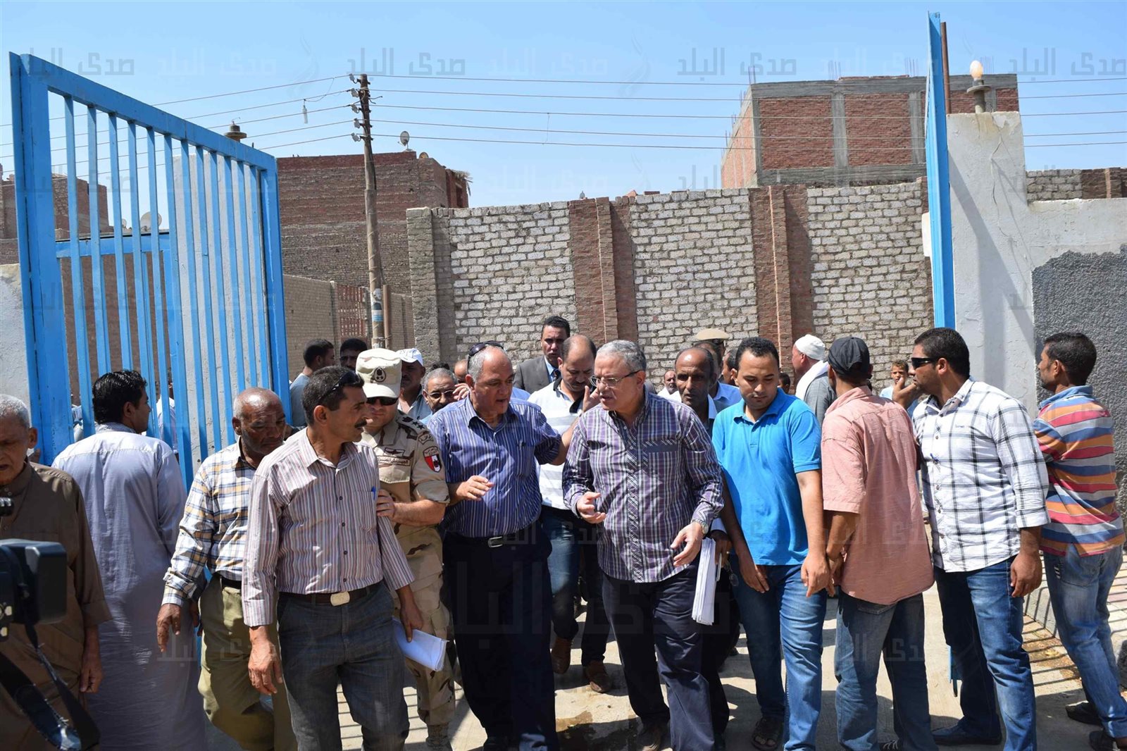 محافظ المنيا يتفقد الخدمات ويستمع لمطالب أهالى مطاي