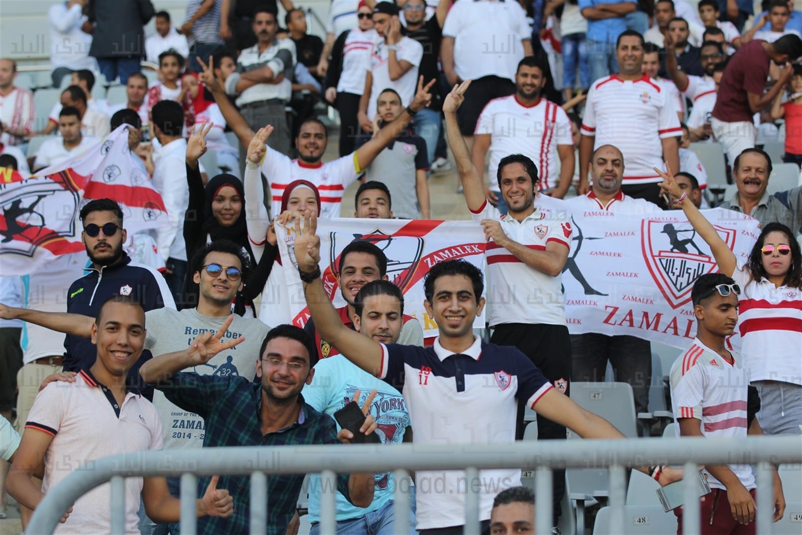 الجماهير تطالب لاعبى الزمالك باللقب الافريقي الجماهير تطالب لاعبى الزمالك باللقب الافريقي
