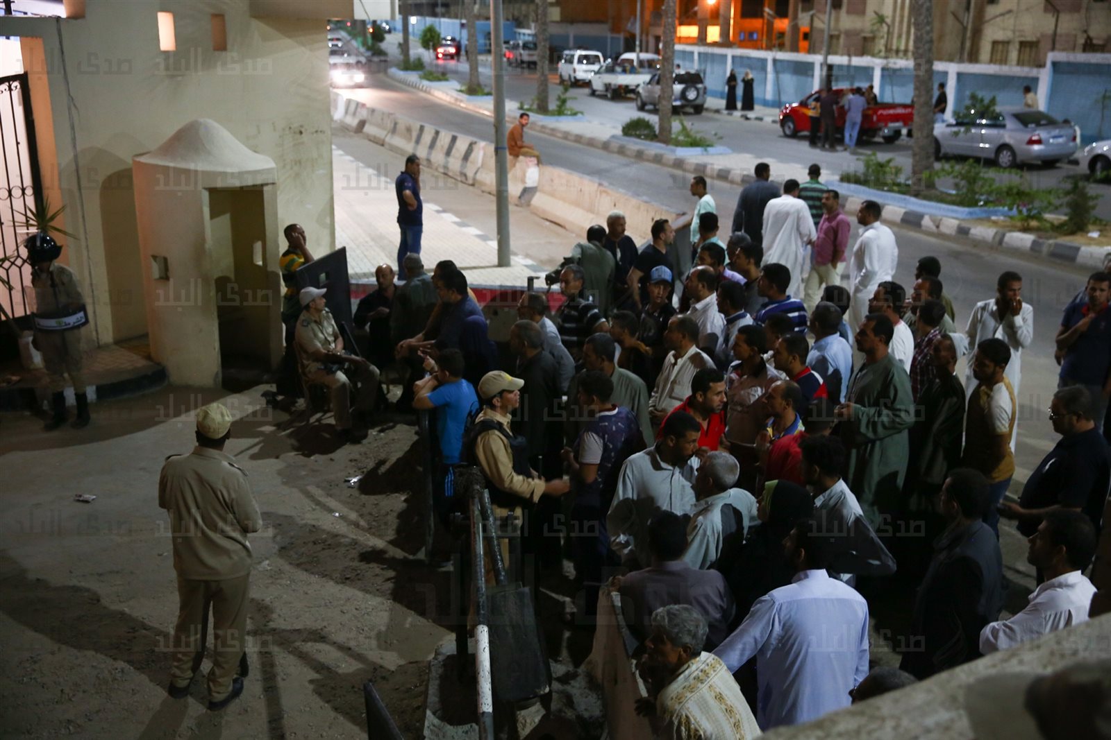 أهالي الناجين من مركب رشيد يتجمهرون أمام القسم 