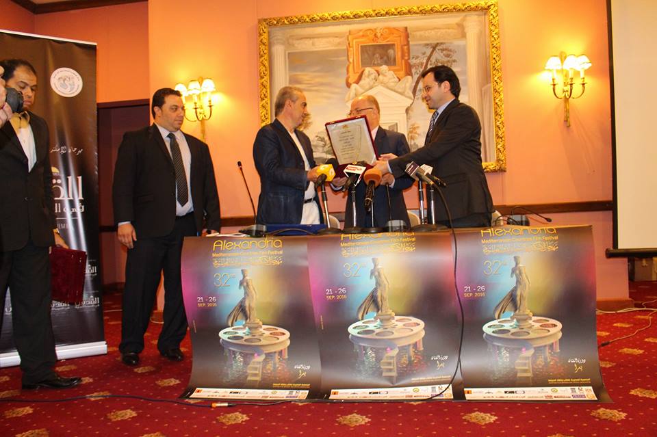 تكريم وزير الثقافة الفلسطيني بمهرجان الاسكنرية تكريم وزير الثقافة الفلسطيني بمهرجان الاسكنرية