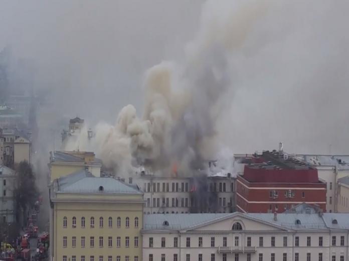 حريق ضخم يودي بحياة 8 من رجال الإطفاء في العاصمة الروسية