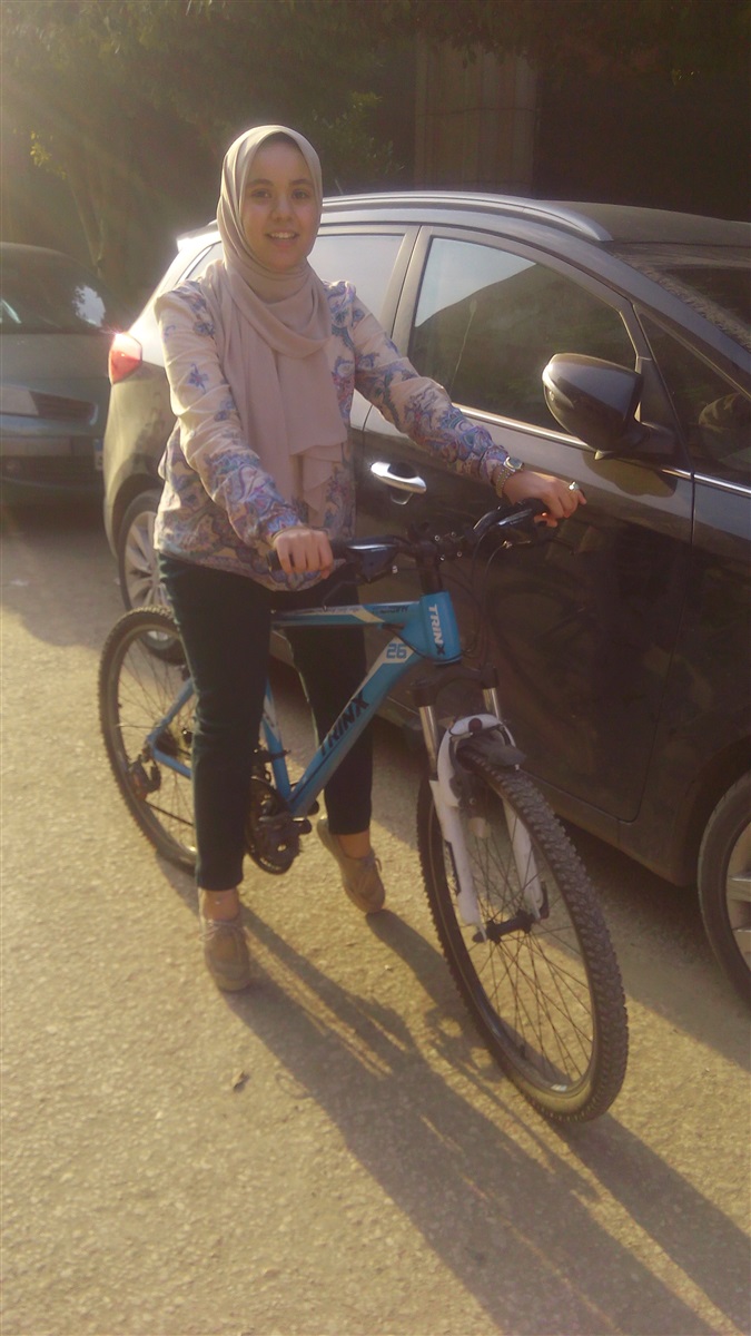 طالبة تتجول بـ "عجلة" بحرم جامعة القاهرة