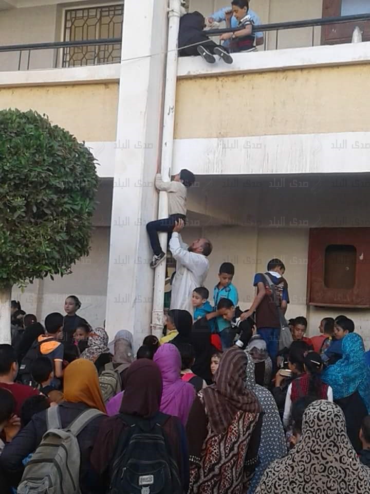 تلاميذ يتسلقون مواسير المياه بمدرستهم