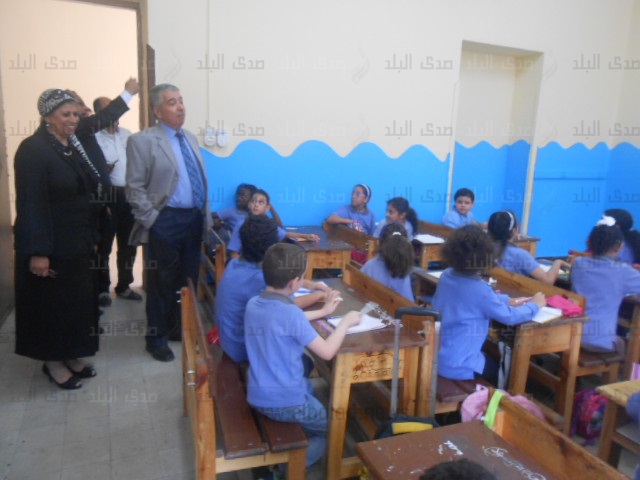 رئيس المعاهد القومية يتفقد الفصول رئيس المعاهد القومية يتفقد الفصول