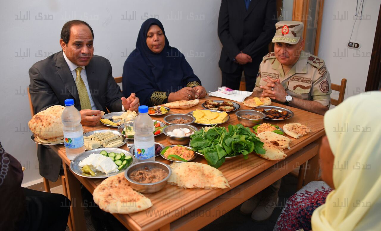  السيسي يتناول الإفطار مع أسرة بسيطة بالإسكندرية