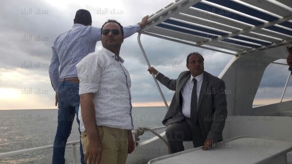 محافظ البحيرة خلال متابعته عملية انتشاج جثث ضحايا مركب رشيد