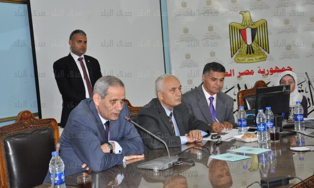 الوزير يجتمع مع اللجنة