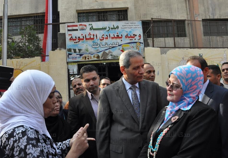 الوزير أثناء جولته على مدارس الجيزة