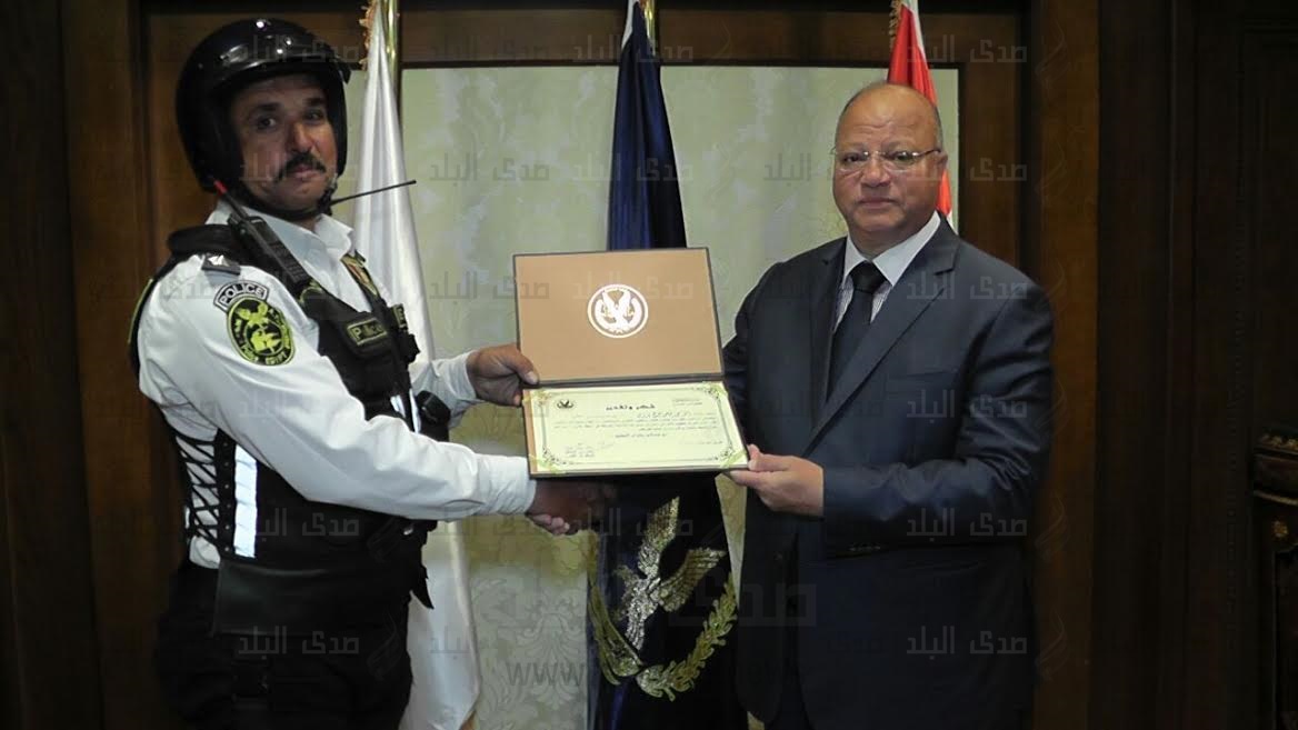 مدير أمن القاهرة يكرم ضابط الإدارة العامة لمرور القاهرة