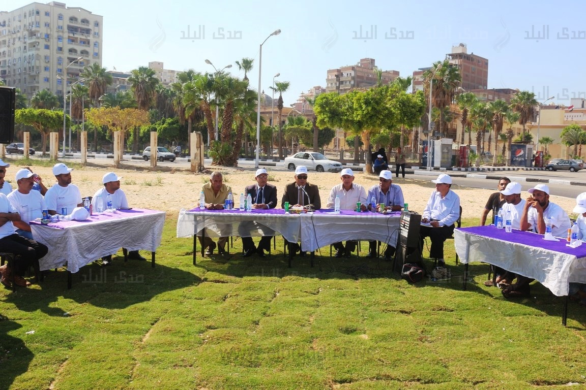 محافظ السويس يتناول الغذاء مع العاملين بجهاز النظافة 