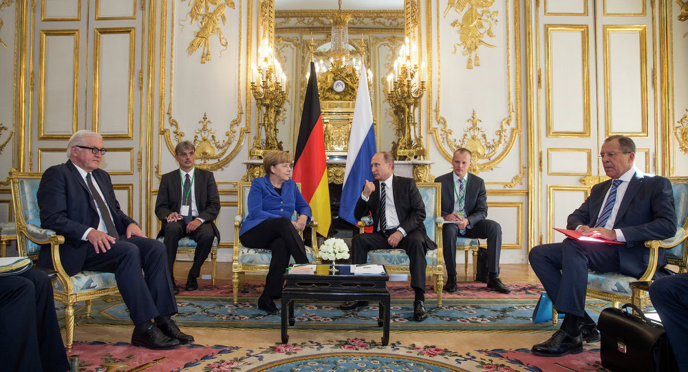  فلاديمير بوتين والمستشارة الألمانية أنجيلا ميركل