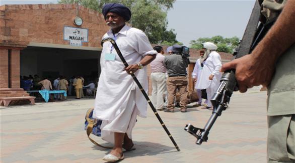  عشرة آلاف قروي يعيشون قرب الحدود مع باكستان