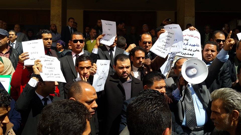 عشرات المحامين يحتجون