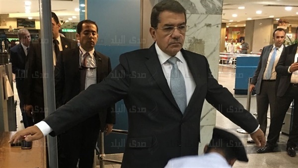 خضوع وزير المالية الدكتور عمرو الجارحي للتفتيش الذاتي