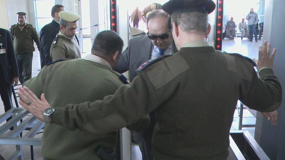 تفتيش محافظ سوهاج بالمطار بالمطار - أرشيفية