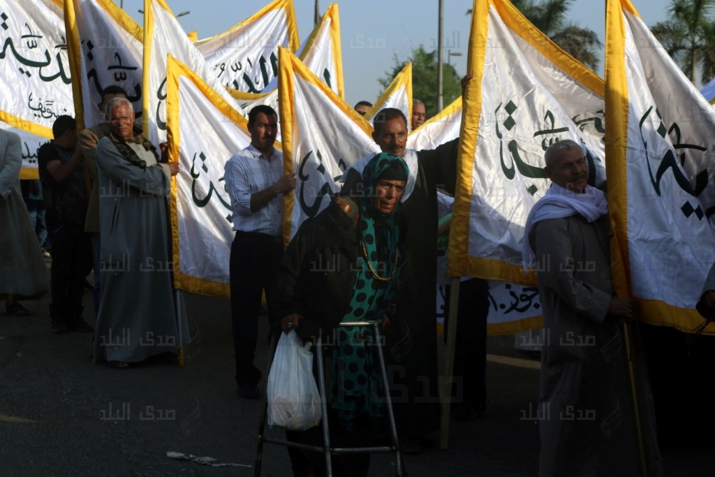 الطرق الصوفية تنظم حضرة أمام مسجد الحسين‎