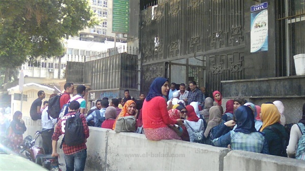 الشرطة النسائية تأمن وزارة التعليم العالي استعدادا لتظاهر 