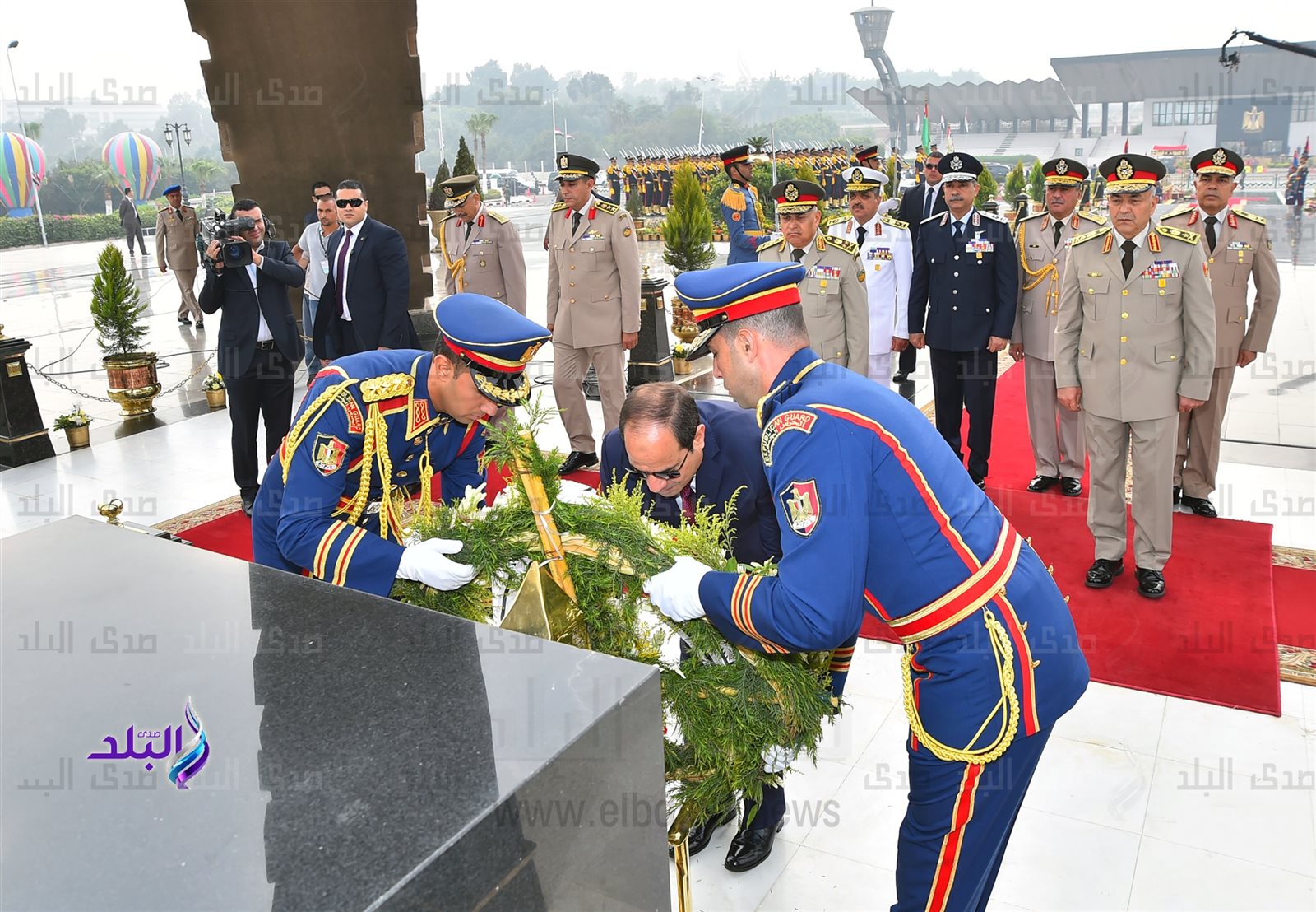 الرئيس يضع أكاليل الزهور على قبر الجندي المجهول