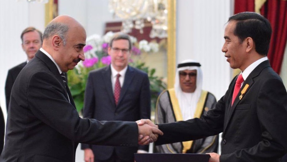 السفير عمرو معوض يسلم أوراق اعتماده للرئيس الإندونيسي السفير عمرو معوض يسلم أوراق اعتماده للرئيس الإندونيسي