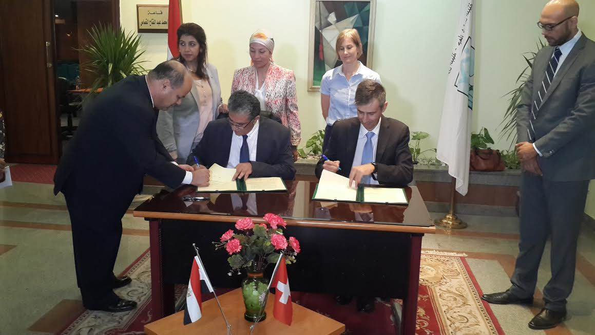 جانب من توقيع الاتفاقية