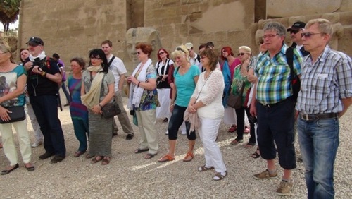 سواح من جنسيات مختلفة يصلون الاقصر