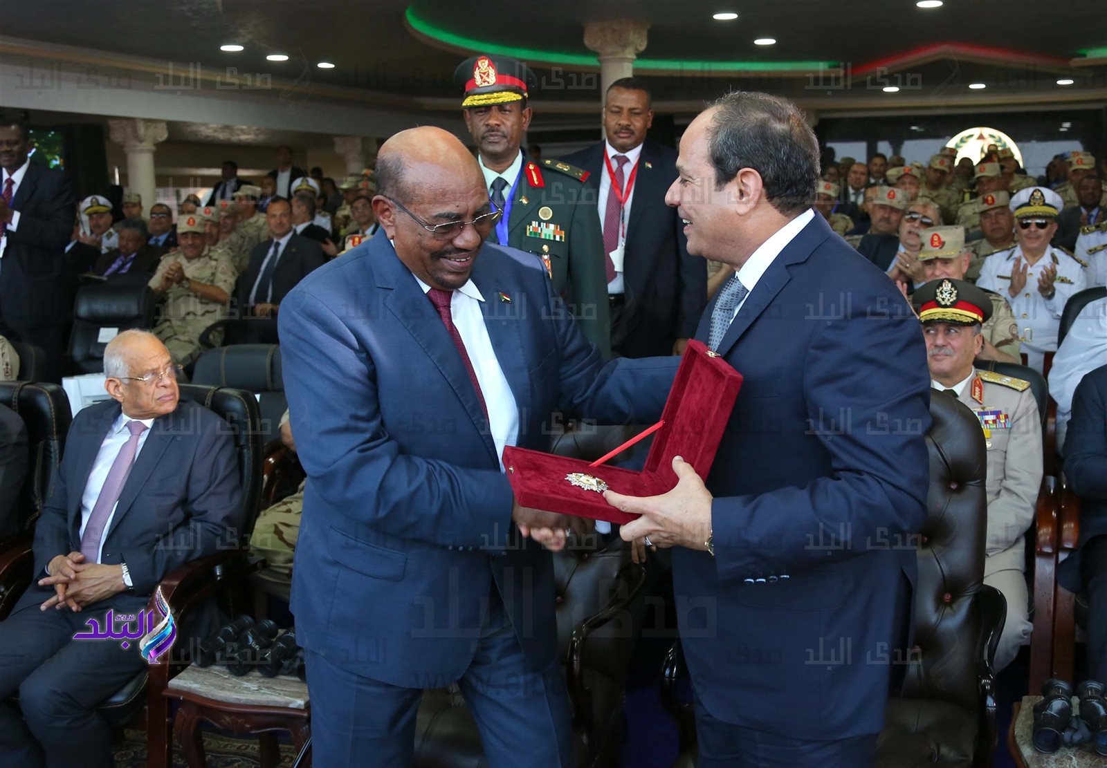 السيسى يمنح عمر البشير وسام نجمة الشرف 