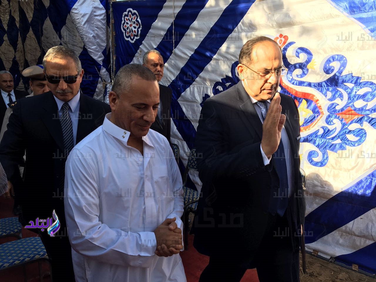 محافظ ومدير أمن سوهاج يقدمان العزاء للإعلامي أحمد موسى