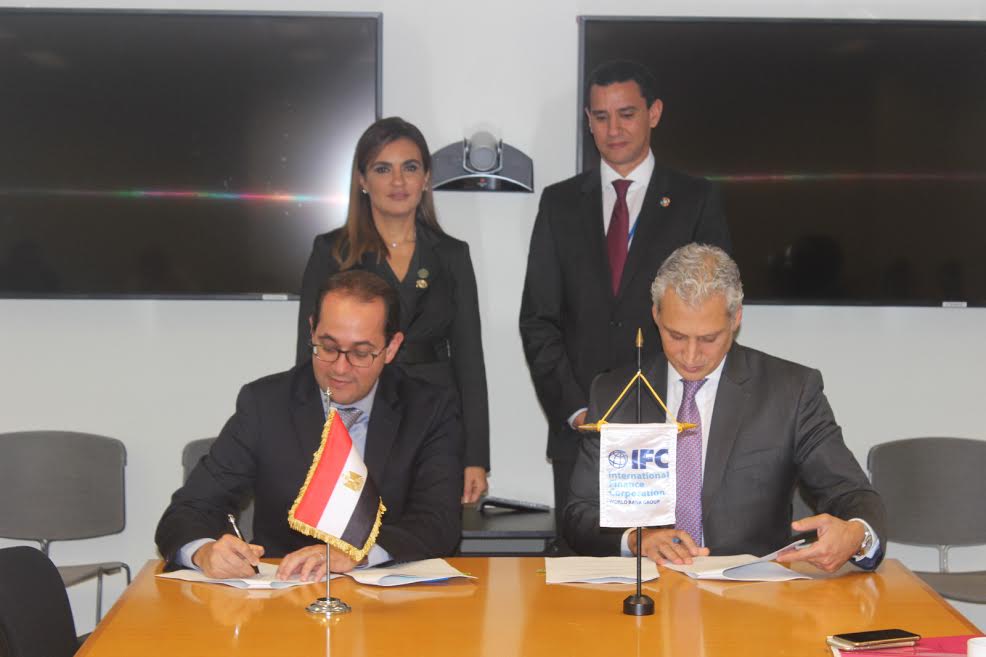 جانب من التوقيع 