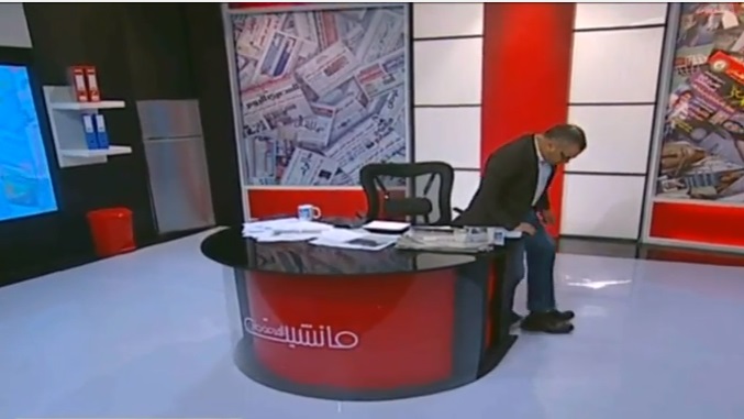 جابر القرموطي يخلع حذائه على الهواء