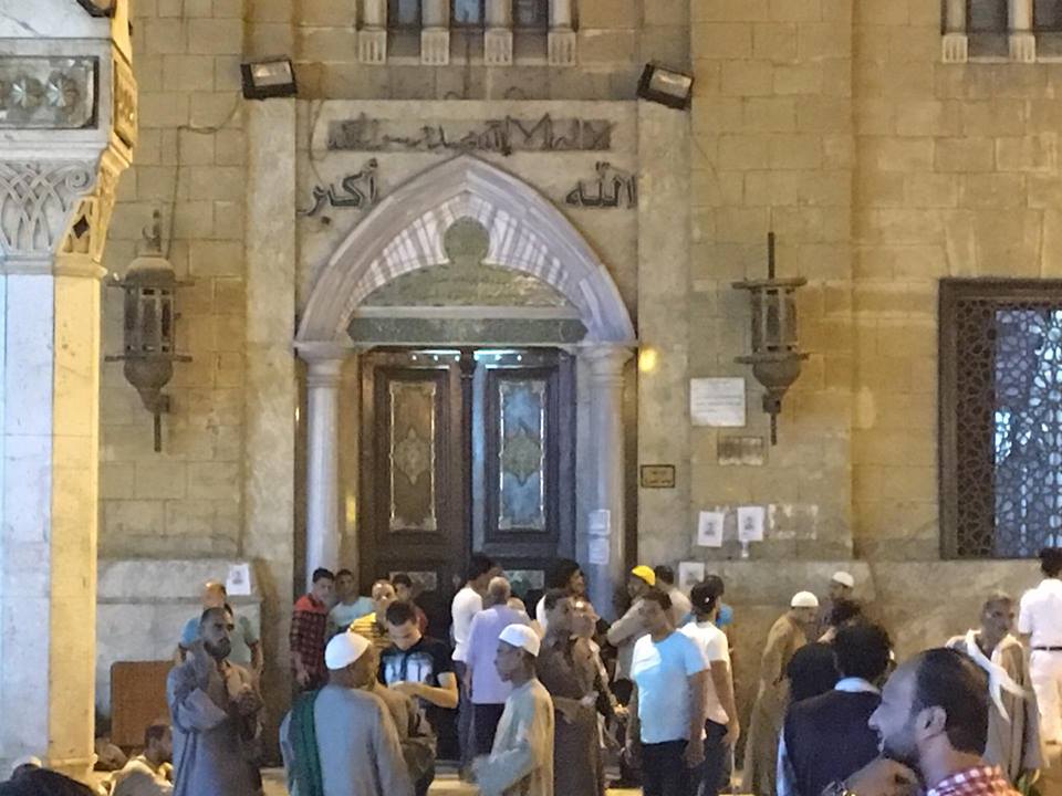 غلق أبواب مسجد الحسين بعد صلاة العشاء فى ذكرى عاشوراء غلق أبواب مسجد الحسين بعد صلاة العشاء فى ذكرى عاشوراء