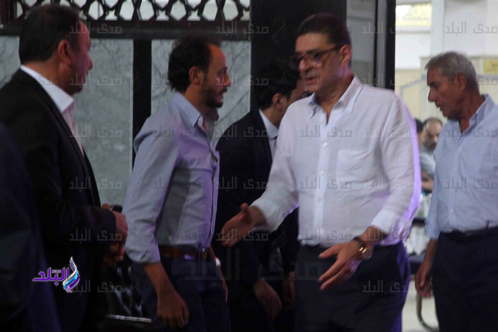 محمود طاهر فى عزاء شقيقة الخطيب