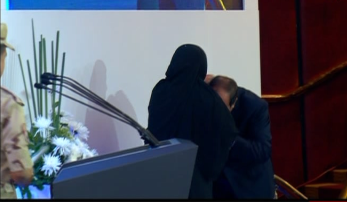 السيسي قبل يد ام الشهيد السيسي قبل يد ام الشهيد