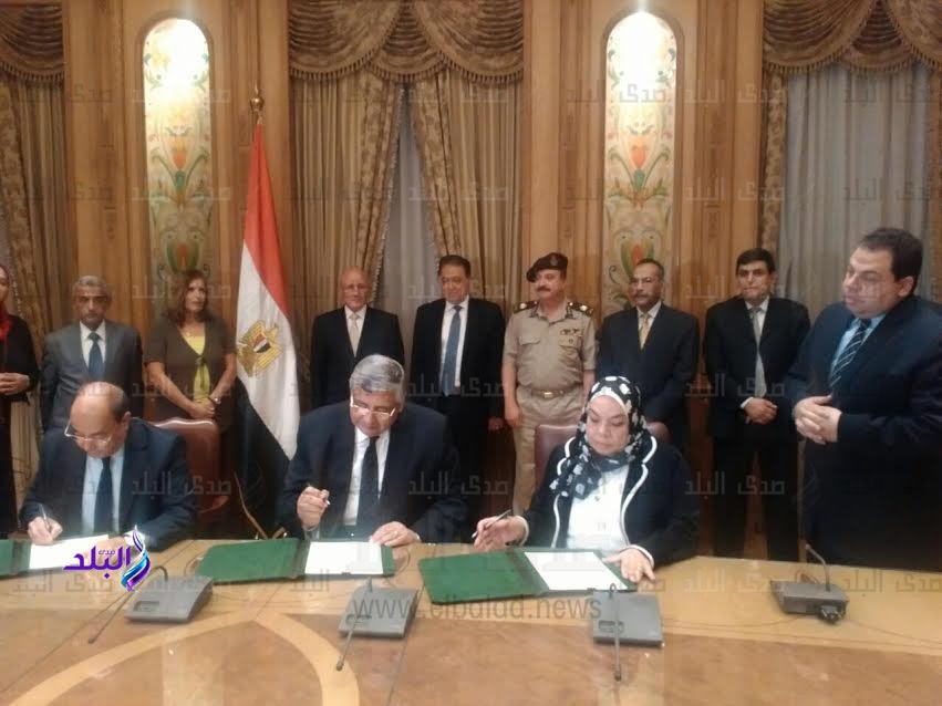 جانب من توقيع البروتوكول جانب من توقيع البروتوكول