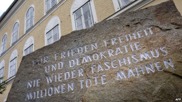 نصب تذكارى امام منزل هتلربالبلدة الحدودية بين النمساوالمانيا