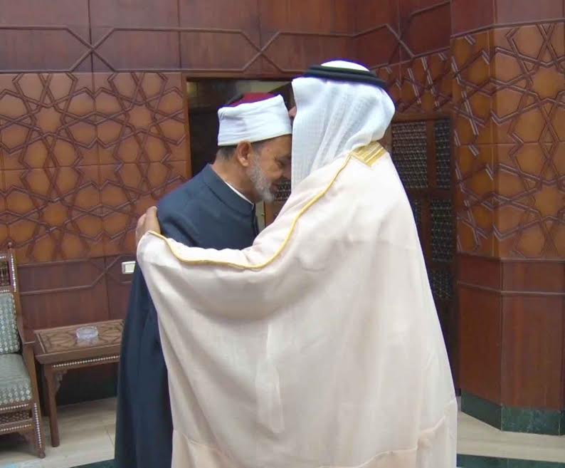 السفير الإماراتي يقبل رأس الإمام الأكبر السفير الإماراتي يقبل رأس الإمام الأكبر
