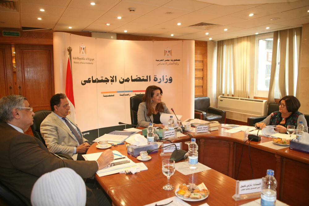 غادة والى ترأس اجتماع مجلس إدارة الهلال الأحمر المصرى