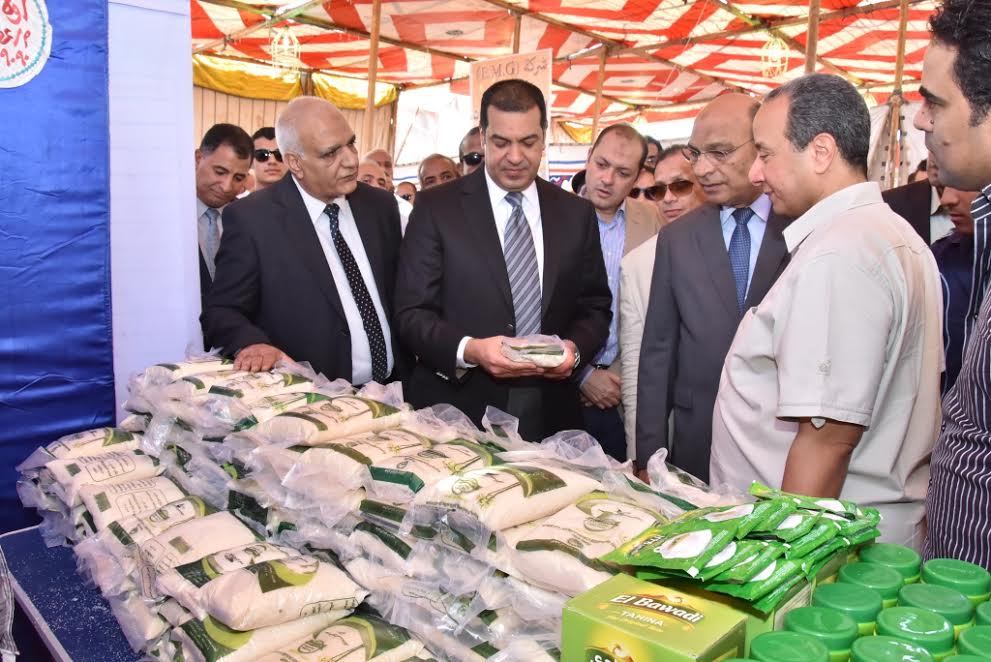 محافظ أسيوط يفتتح معرضا للسلع الغذائية بأسعار مخفضة محافظ أسيوط يفتتح معرضا للسلع الغذائية بأسعار مخفضة
