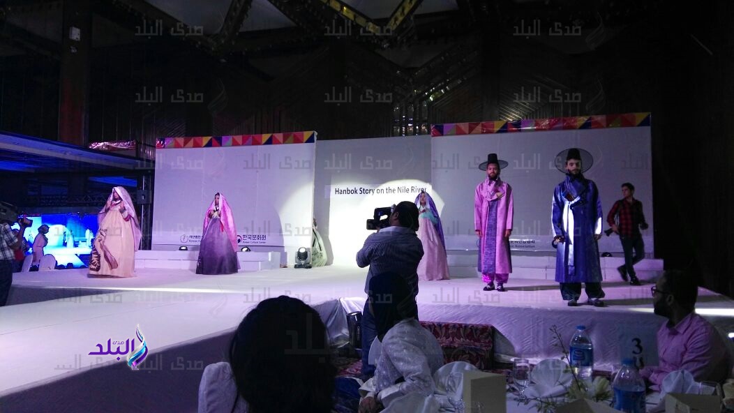 عرض أزياء «الهانبوك» الكوري على ضفاف النيل 