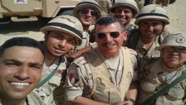 العميد عادل رجائي قائد الفرقة التاسعة مدرعات بالجيش