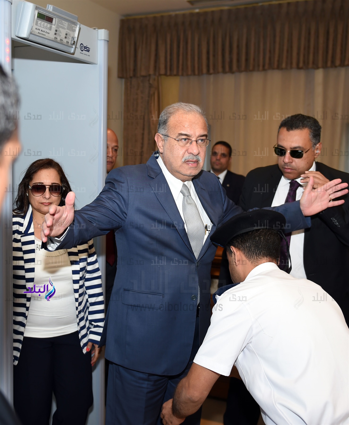 رئيس الوزراء يخضع للتفتيش الذاتى بشرم الشيخ.