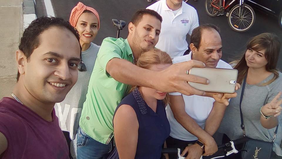 الرئيس السيسي مع الشباب الرئيس السيسي مع الشباب
