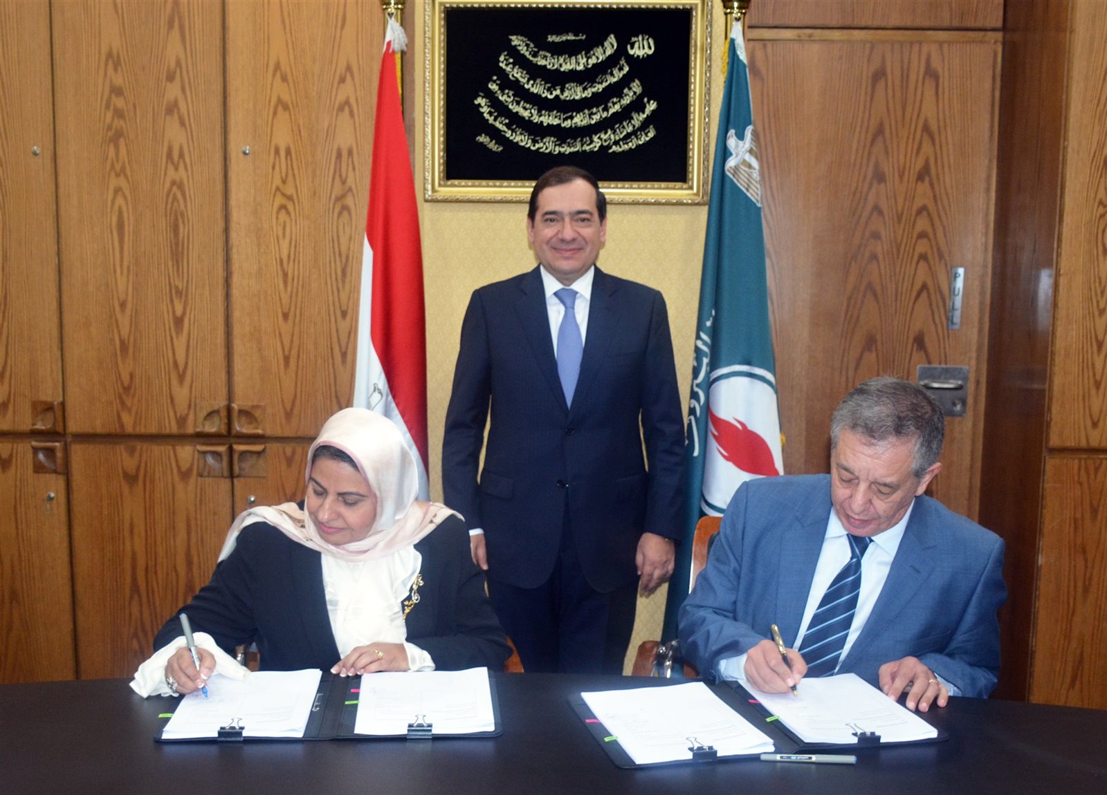 جانب من التوقيع